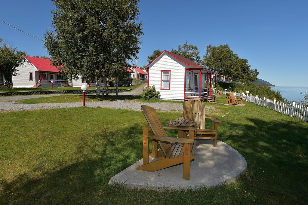Motel Et Chalets Bo-Fleuve Evangeline Saint-Simeon  Ngoại thất bức ảnh