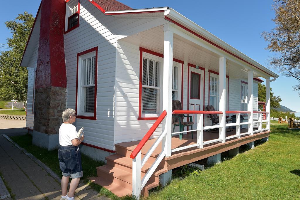 Motel Et Chalets Bo-Fleuve Evangeline Saint-Simeon  Ngoại thất bức ảnh