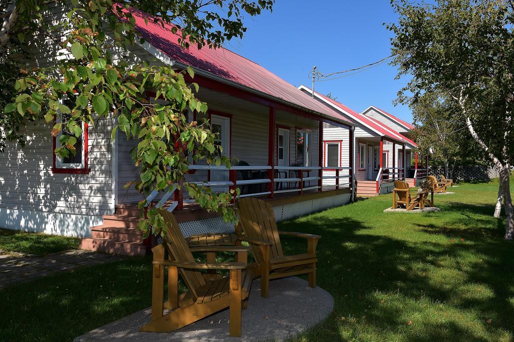 Motel Et Chalets Bo-Fleuve Evangeline Saint-Simeon  Ngoại thất bức ảnh
