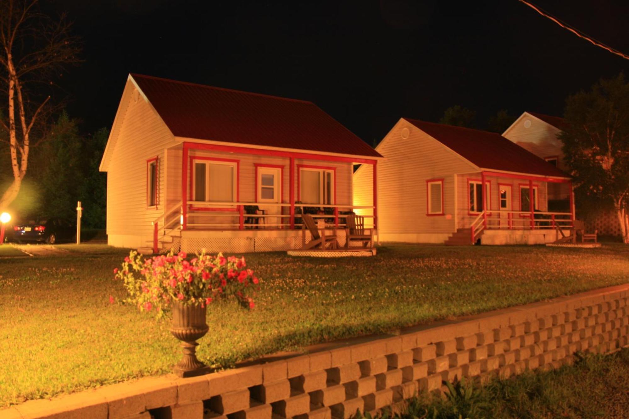 Motel Et Chalets Bo-Fleuve Evangeline Saint-Simeon  Phòng bức ảnh