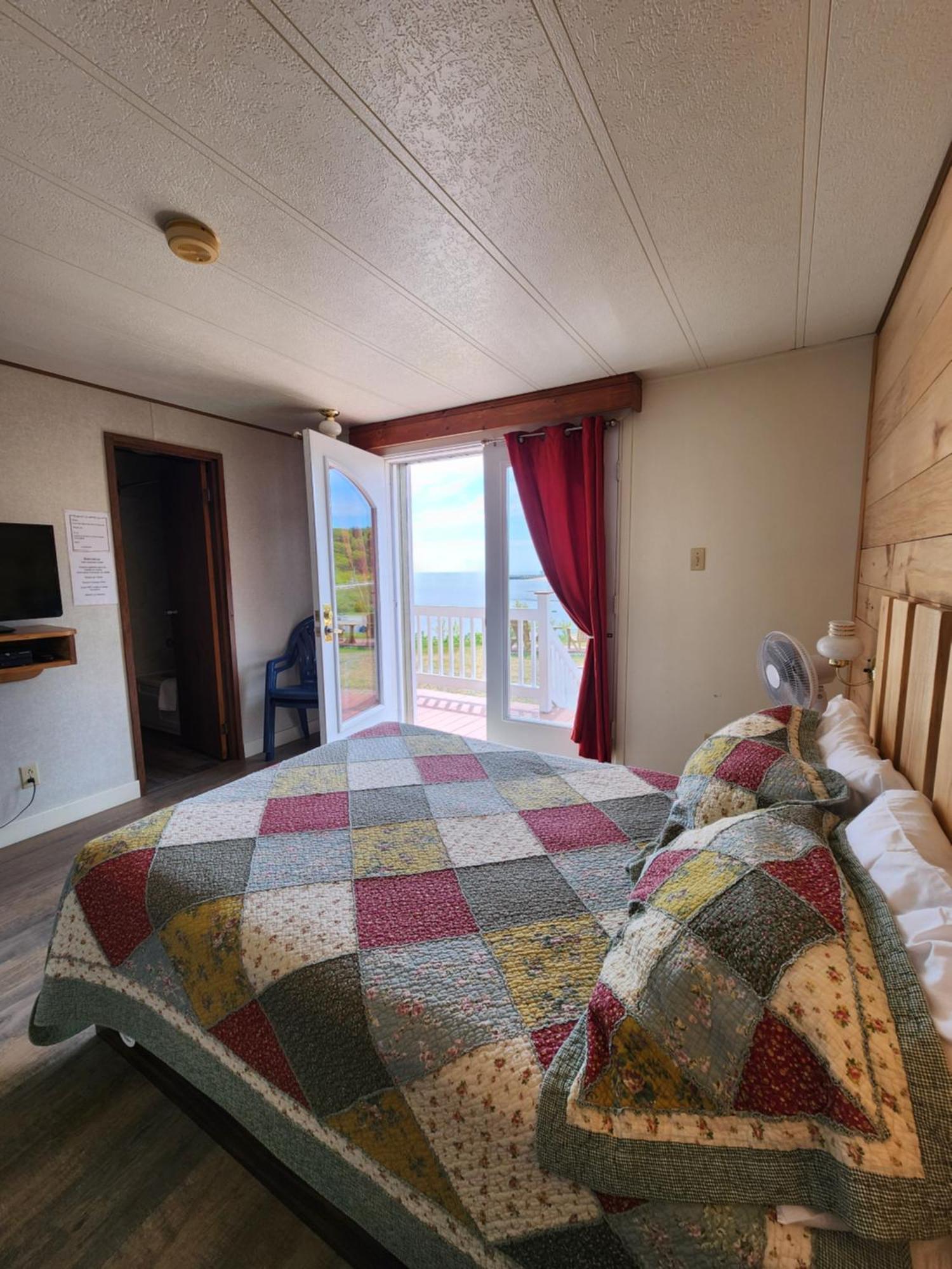 Motel Et Chalets Bo-Fleuve Evangeline Saint-Simeon  Ngoại thất bức ảnh